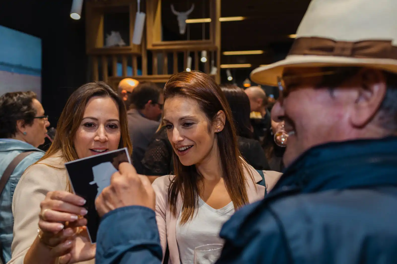 Invitados encantados con su retrato de silueta recién recortado en directo