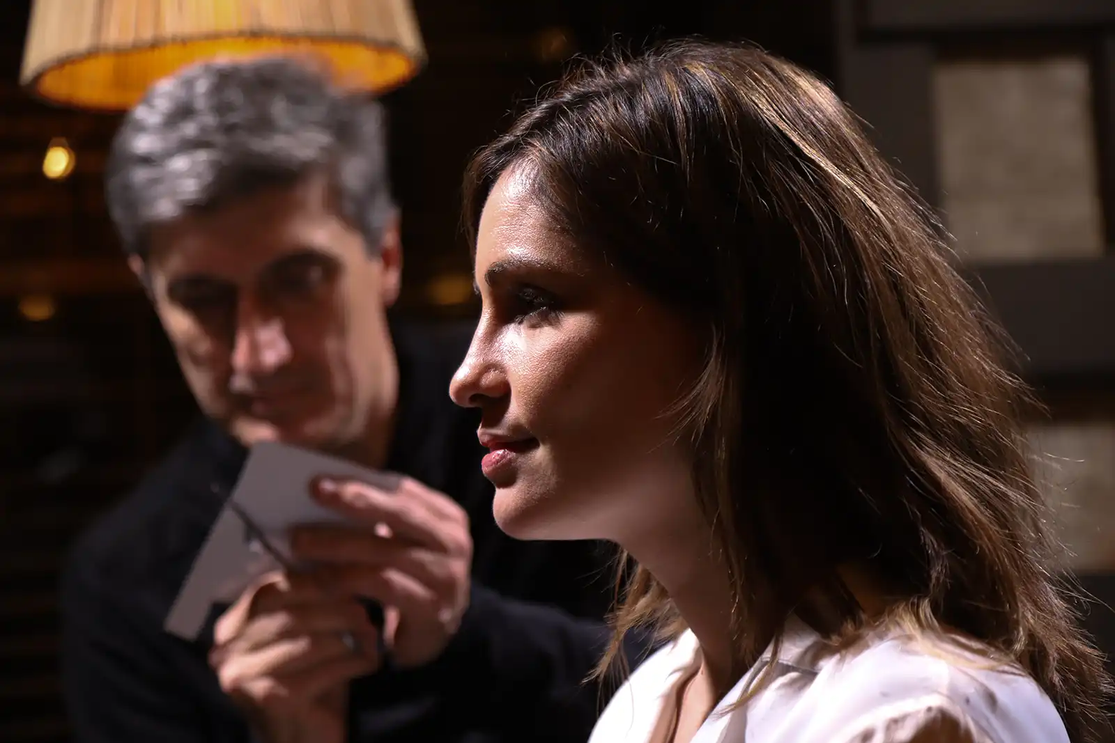 Retrato de perfil en primer plano de una invitada mientras Igor Kucinic recorta su silueta